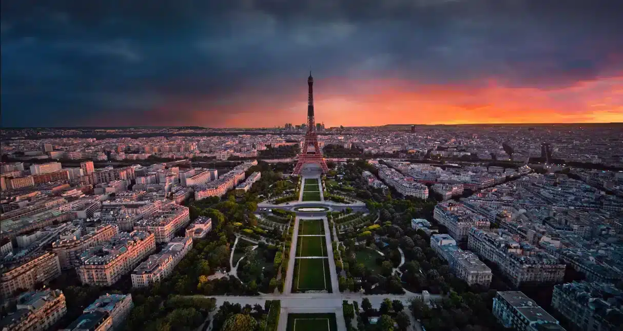 París al atardecer con la Torre Eiffel Cobro de deudas en Francia – panorámica de París con Torre Eiffel