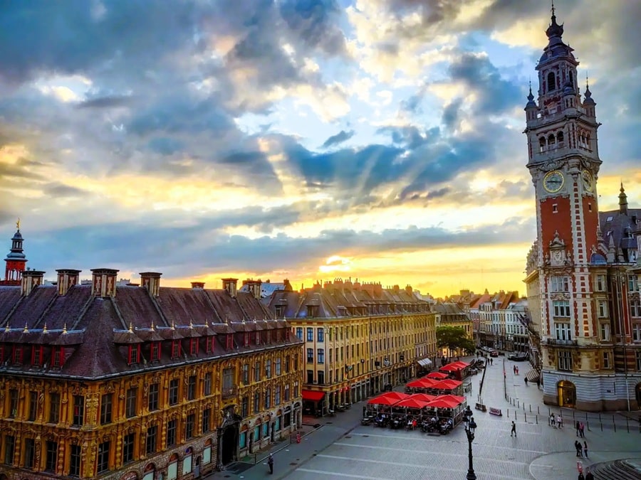Vieille Bourse, Rang du Beauregard et beffroi de la Chambre de commerce autour de la place du Théâtre, aux portes du Vieux-Lille, dans le département du Nord, en région Hauts-de-France. Vieille Bourse, Rang du Beauregard et beffroi de la Chambre de commerce autour de la place du Théâtre, aux portes du Vieux-Lille, dans le département du Nord, en région Hauts-de-France.