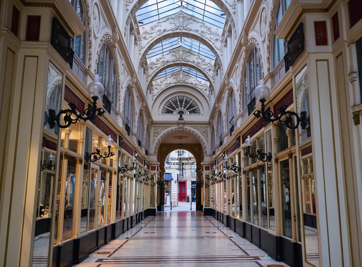 Galerie marchande du passage Pommeraye, mis en service en 1843 et classé monument historique, avec sa verrière, ses décors sculptés, ses vitrines et ses luminaires à globe, dans le centre-ville de Nantes, dans le département de la Loire-Atlantique, en région Pays de la Loire. Galerie marchande du passage Pommeraye, mis en service en 1843 et classé monument historique, avec sa verrière, ses décors sculptés, ses vitrines et ses luminaires à globe, dans le centre-ville de Nantes, dans le département de la Loire-Atlantique, en région Pays de la Loire.