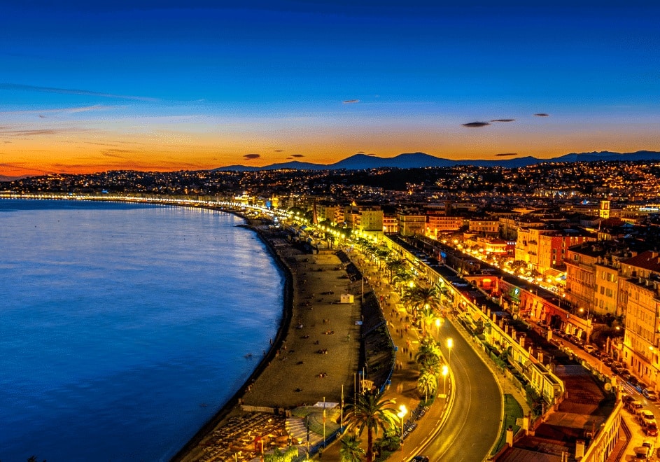 Promenade des Anglais illuminée au crépuscule le long de la baie des Anges, inscrite au patrimoine mondial de l’UNESCO en 2021, sur la Côte d’Azur, dans le département des Alpes-Maritimes, en région Provence-Alpes-Côte d’Azur. Promenade des Anglais illuminée au crépuscule le long de la baie des Anges, inscrite au patrimoine mondial de l’UNESCO en 2021, sur la Côte d’Azur, dans le département des Alpes-Maritimes, en région Provence-Alpes-Côte d’Azur.