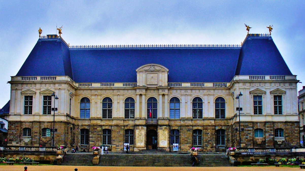 Façade principale du palais du Parlement de Bretagne, monument historique et siège de la cour d’appel de Rennes, avec son soubassement de granit, ses hautes baies en plein cintre et sa toiture d’ardoise couronnée de statues dorées, sur la place du Parlement-de-Bretagne au cœur du centre historique de Rennes, dans le département d’Ille-et-Vilaine, en région Bretagne.