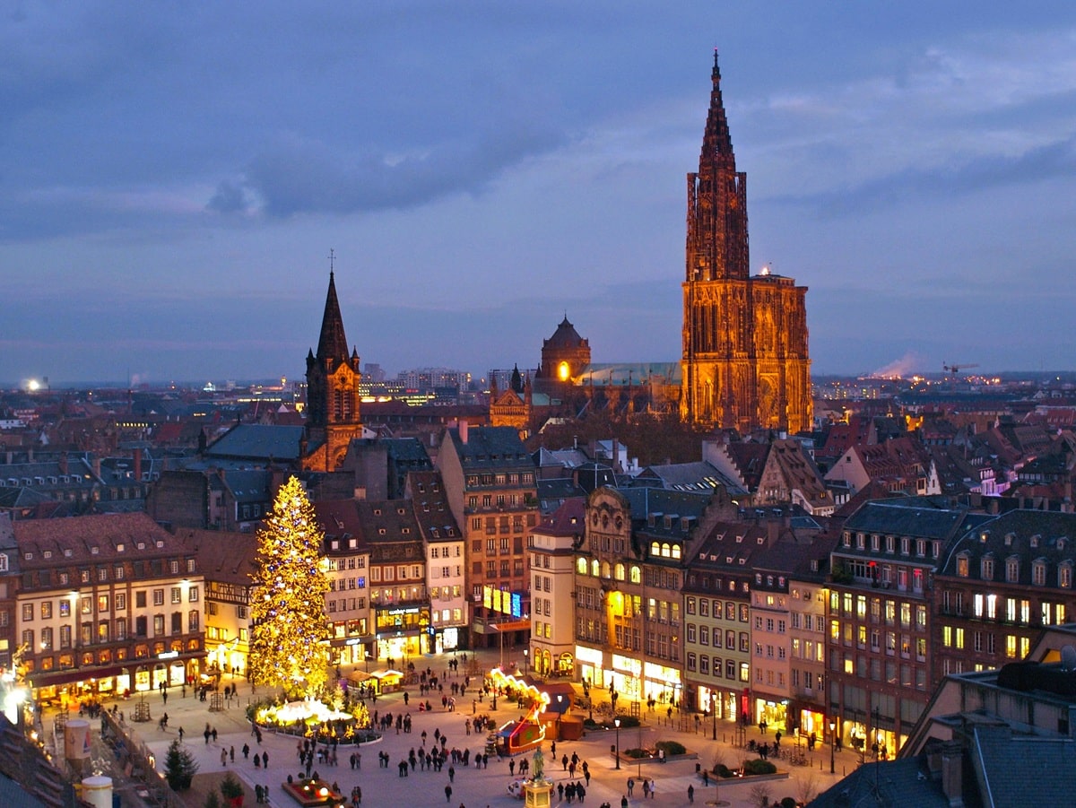 Place Kléber au crépuscule, avec le grand sapin illuminé du Christkindelsmärik, le marché de Noël, et la flèche gothique de la cathédrale Notre-Dame de Strasbourg, au cœur de la Grande Île inscrite au patrimoine mondial de l’UNESCO, dans le département du Bas-Rhin, en région Grand Est. Place Kléber au crépuscule, avec le grand sapin illuminé du Christkindelsmärik, le marché de Noël, et la flèche gothique de la cathédrale Notre-Dame de Strasbourg, au cœur de la Grande Île inscrite au patrimoine mondial de l’UNESCO, dans le département du Bas-Rhin, en région Grand Est.