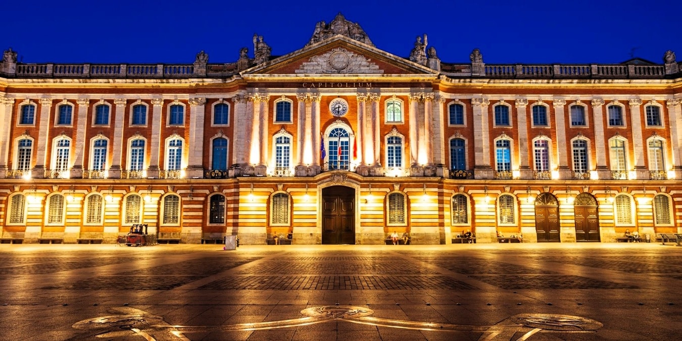 Façade illuminée du Capitole, hôtel de ville et théâtre de Toulouse, et croix occitane de la place du Capitole, au cœur du centre-ville, dans le département de la Haute-Garonne, en région Occitanie. Façade illuminée du Capitole, hôtel de ville et théâtre de Toulouse, et croix occitane de la place du Capitole, au cœur du centre-ville, dans le département de la Haute-Garonne, en région Occitanie.